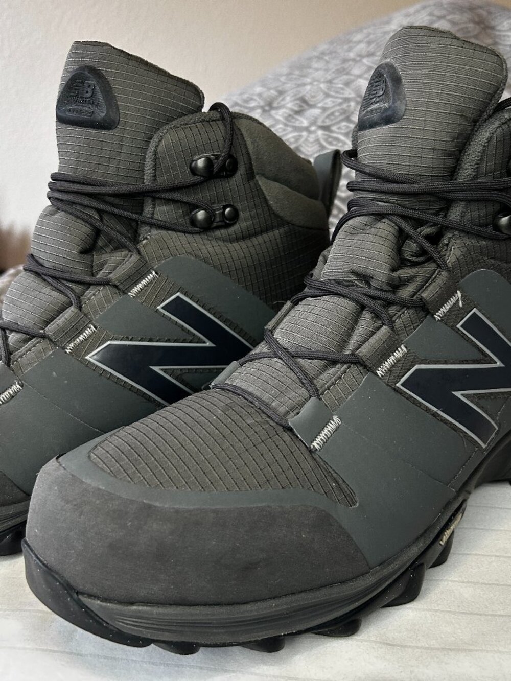 New Balance PrimaLoft Vibram Waterproof Winter Hiking Boots Men's 11.5E